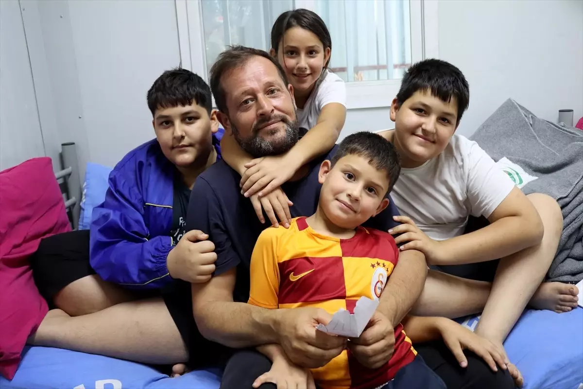 Depremin Ardından Baba ve Çocukları Zorlu Hayata Tutunuyor