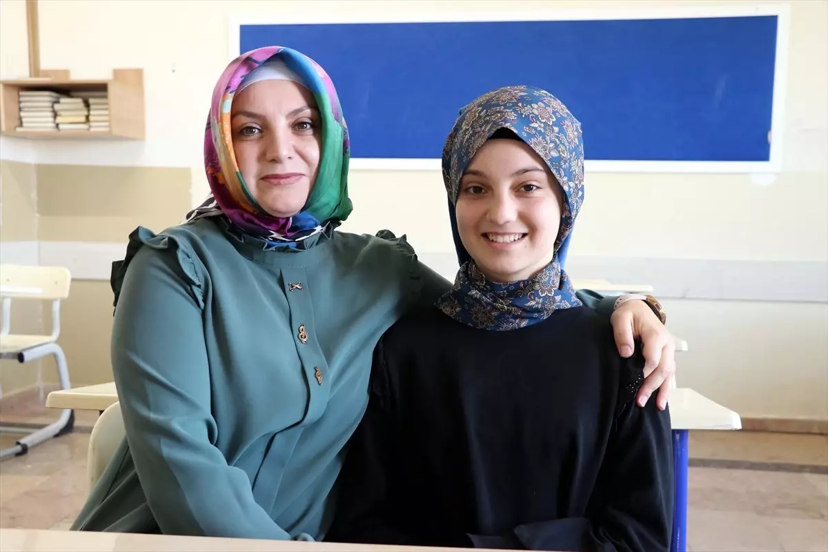 Depremde kaybettiği babasına verdiği sözü tuttu, LGS sınavında tam puan aldı