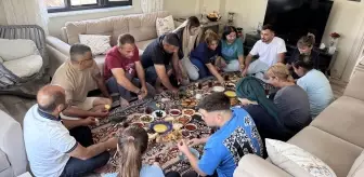 Depremzede aileler, enkazda kendilerine yardım eli uzatan madenciye misafir oldu