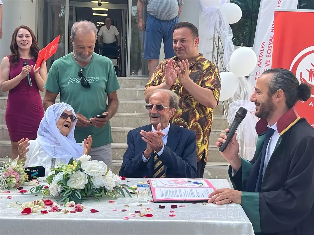 Malatyalı Depremzede Çift, 70. Yılını Huzurevinde Kutladı