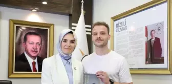Devlet korumasında yetişen genç, hayat hikayesini yazdığı kitabını Bakan Göktaş'a hediye etti
