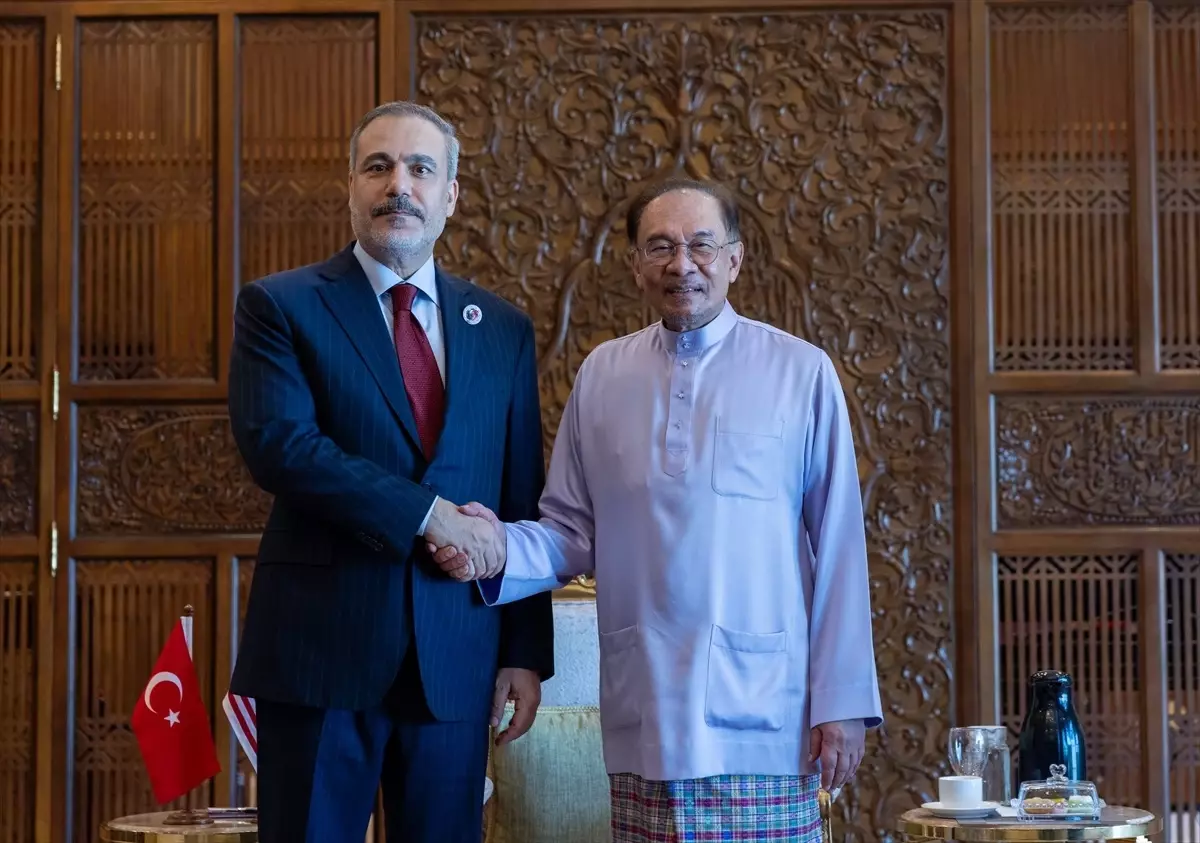 Dışişleri Bakanı Hakan Fidan Malezya'da Başbakan Enver İbrahim ile Görüştü