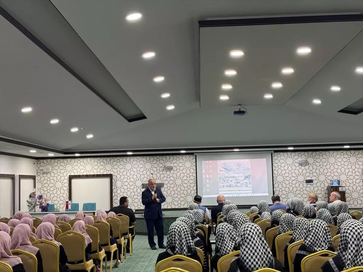 Diyanet İşleri Başkan Yardımcısı İşliyen, Kur'an Kursu'nda Konferans Verdi