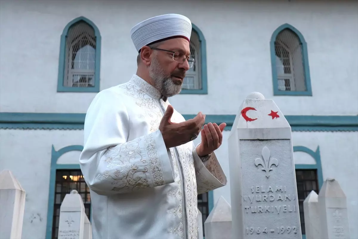 Diyanet İşleri Başkanı Erbaş, Bosna Hersek'te şehit olan Selami Yurdan'ın kabrini ziyaret etti