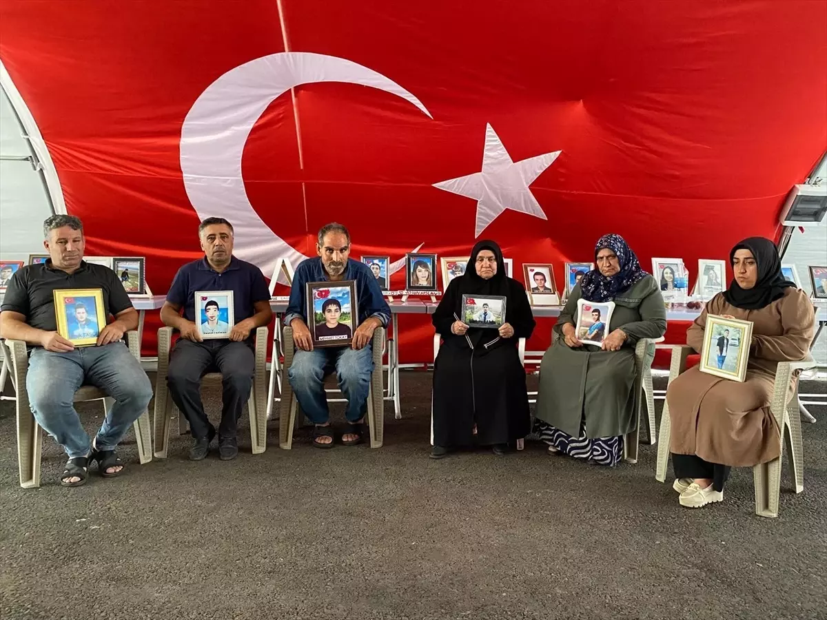 Diyarbakır Anneleri, Sıcak Havaya Rağmen Evlat Nöbetine Devam Ediyor