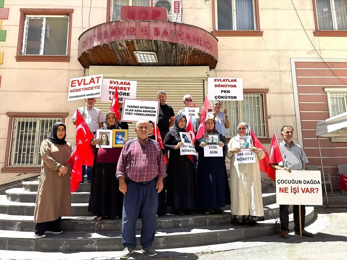 Diyarbakır Anneleri Eylemlerine Devam Ediyor: Bir Aile Daha Katıldı