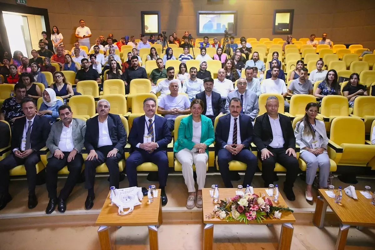 Diyarbakır'da 1. SineAkademi Uluslararası Sinema ve Medya Çalışmaları Kongresi Başladı