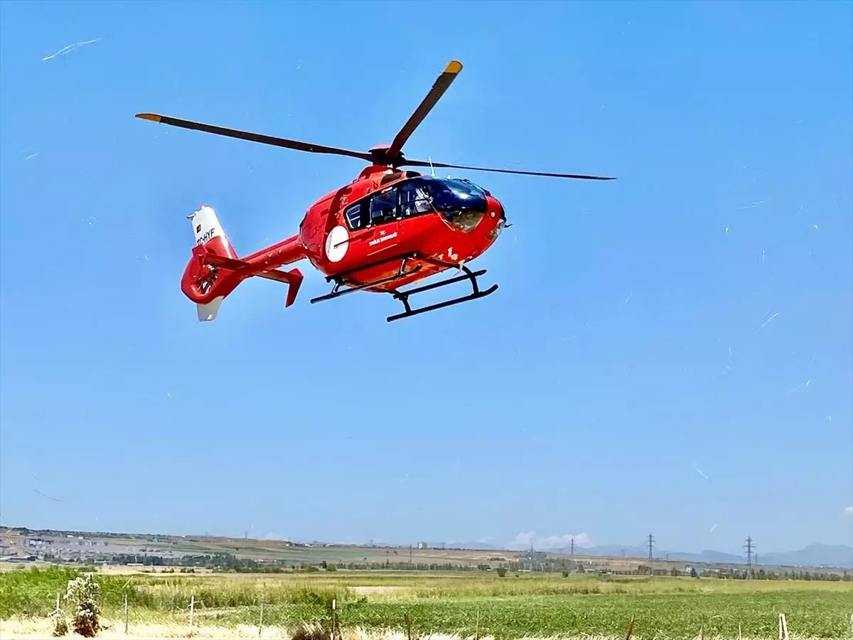 Diyarbakır'da Tendonu Kesilen Adam Ambulans Helikopterle Hastaneye Ulaştırıldı