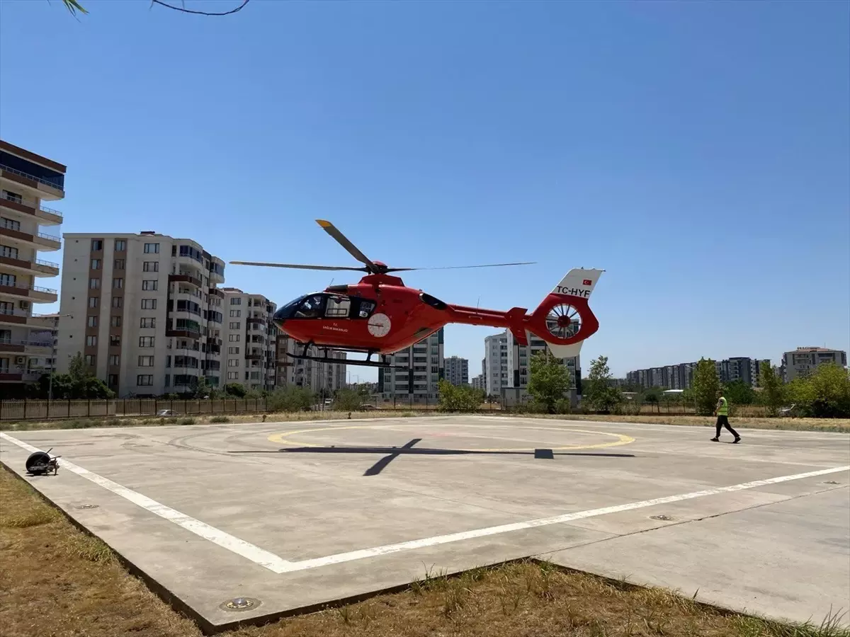 Felç Geçiren Yaşlı Adam, Ambulans Helikopterle Hastaneye Sevk Edildi
