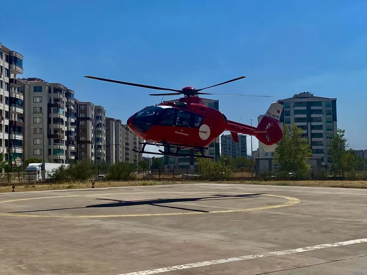74 Yaşındaki Hasta Uyluk Kemiği Kırılınca Ambulans Helikopterle Hastaneye Sevk Edildi