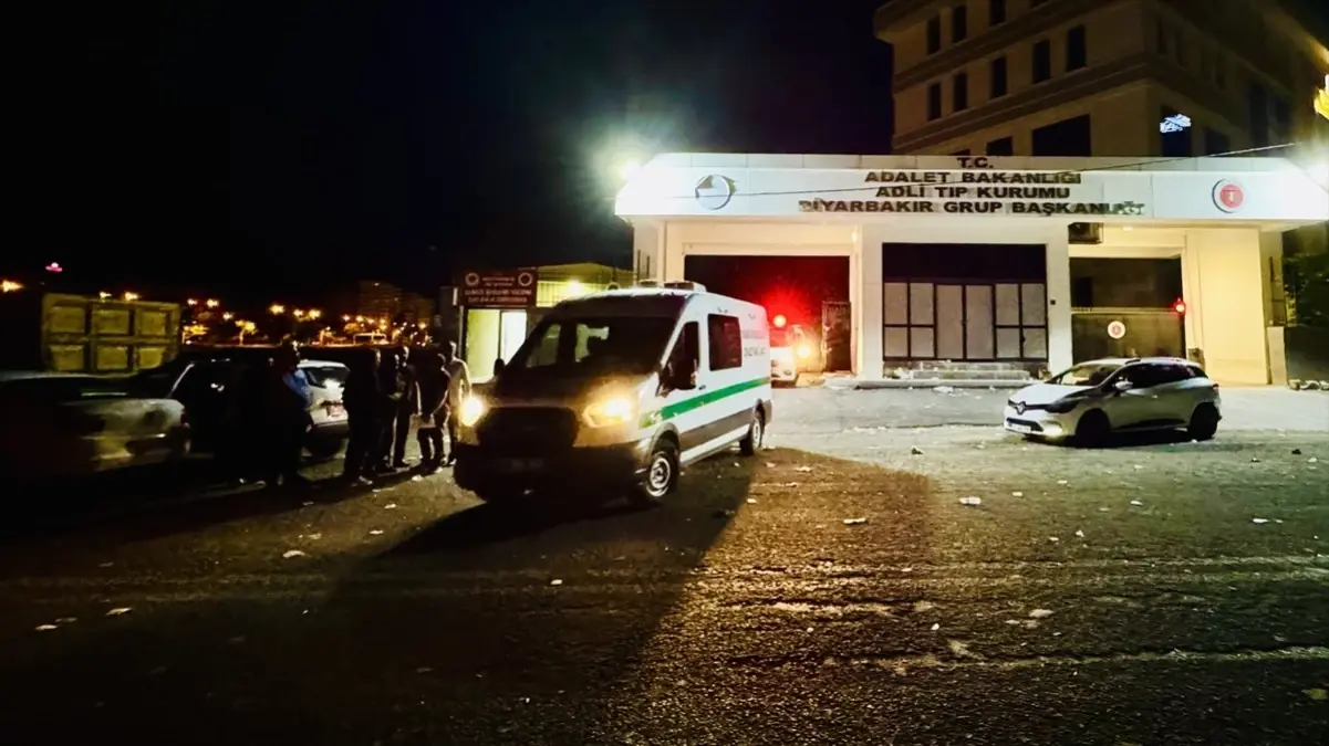Diyarbakır'da Yangın Felaketi: Anne ve 3 Çocuğun Cenazesi Toprağa Verildi