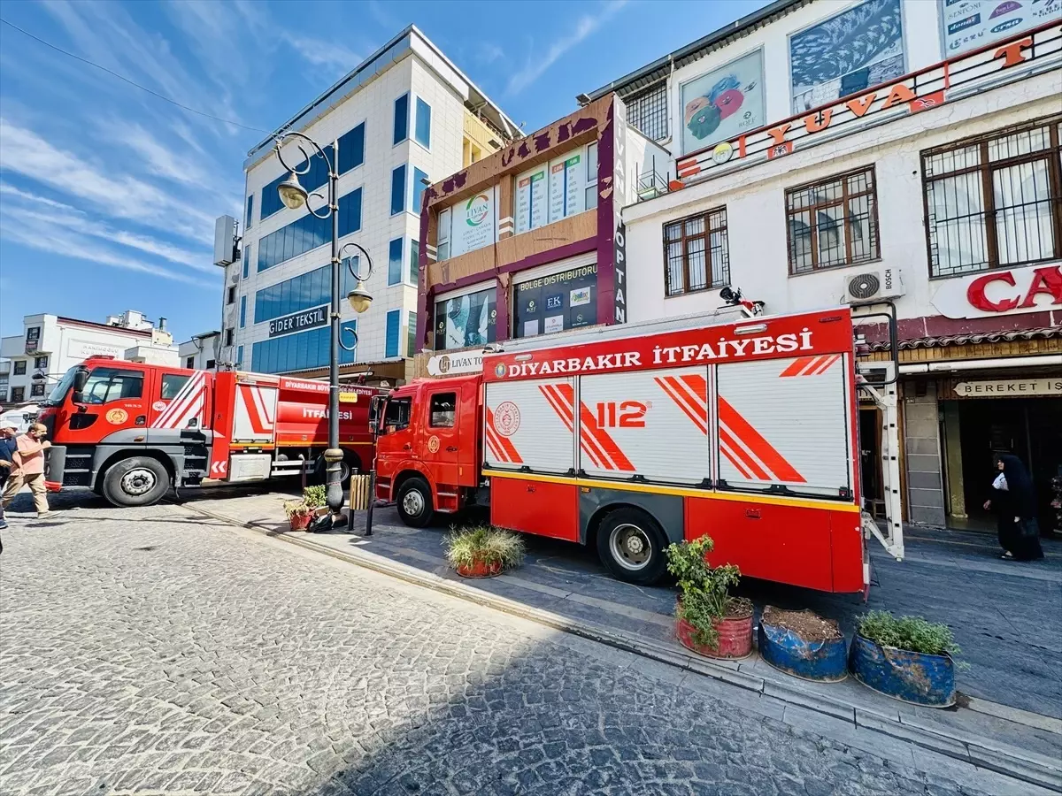Diyarbakır'da Ayakkabı Deposunda Yangın Çıktı