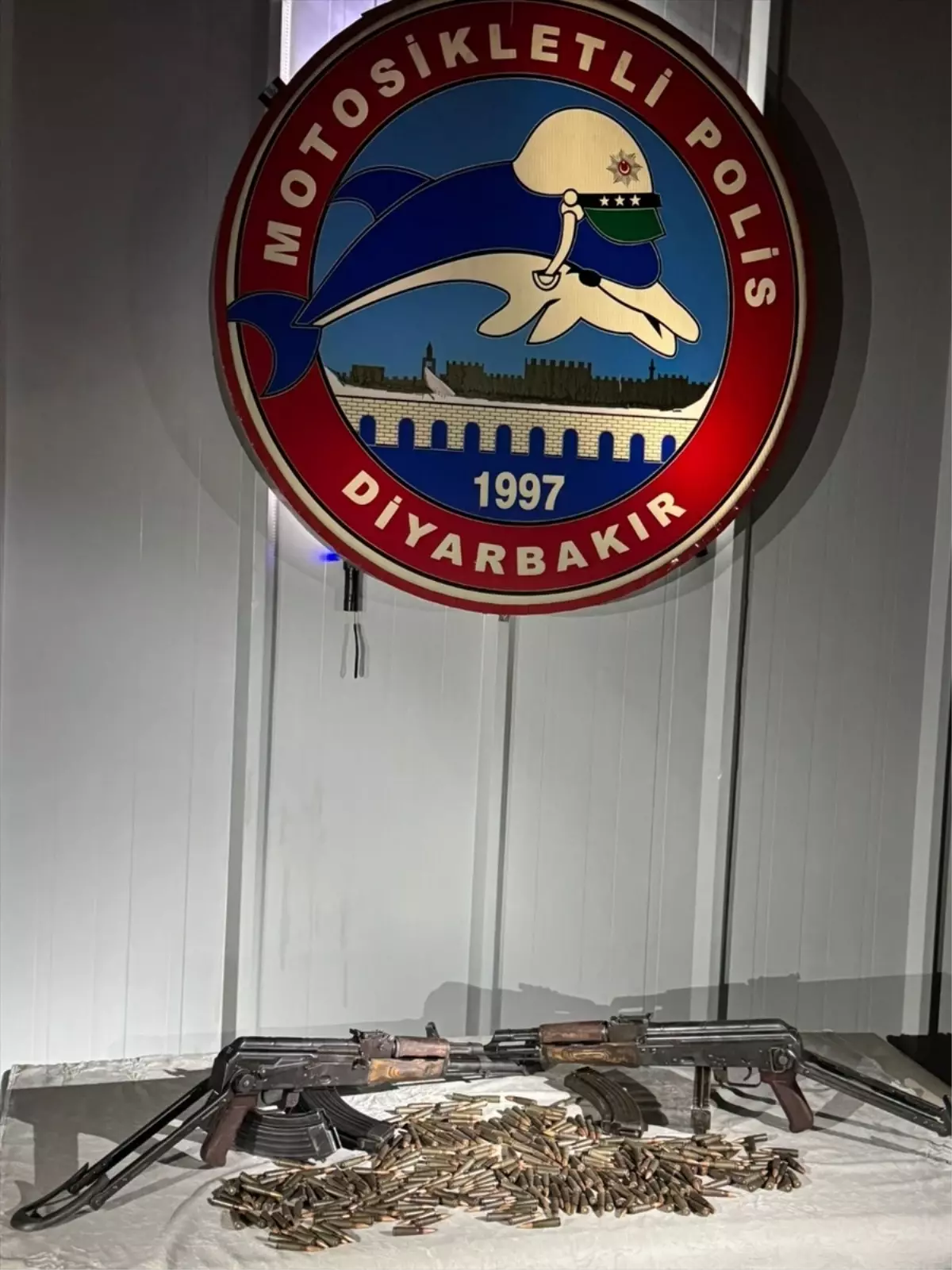 Diyarbakır'da Ruhsatsız Silah Operasyonu: 2 Kalaşnikof ve 300 Fişek Ele Geçirildi