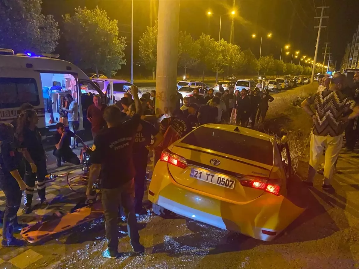 Diyarbakır'da Taksi Devrildi: Sürücü ve Yolcu Yaralandı