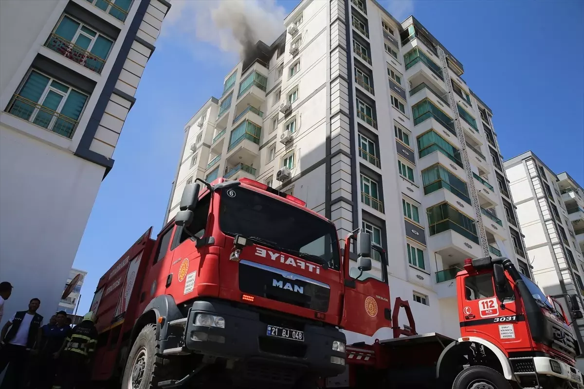 Diyarbakır'da Yangın: 3 İtfaiye Eri Dumandan Etkilendi