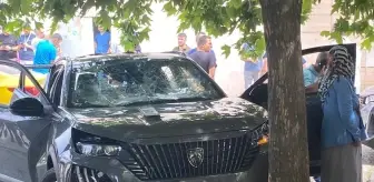 Diyarbakır'da Hastane Bahçesinde Oturanlara Araç Çarptı: 1 Ölü, 1 Yaralı