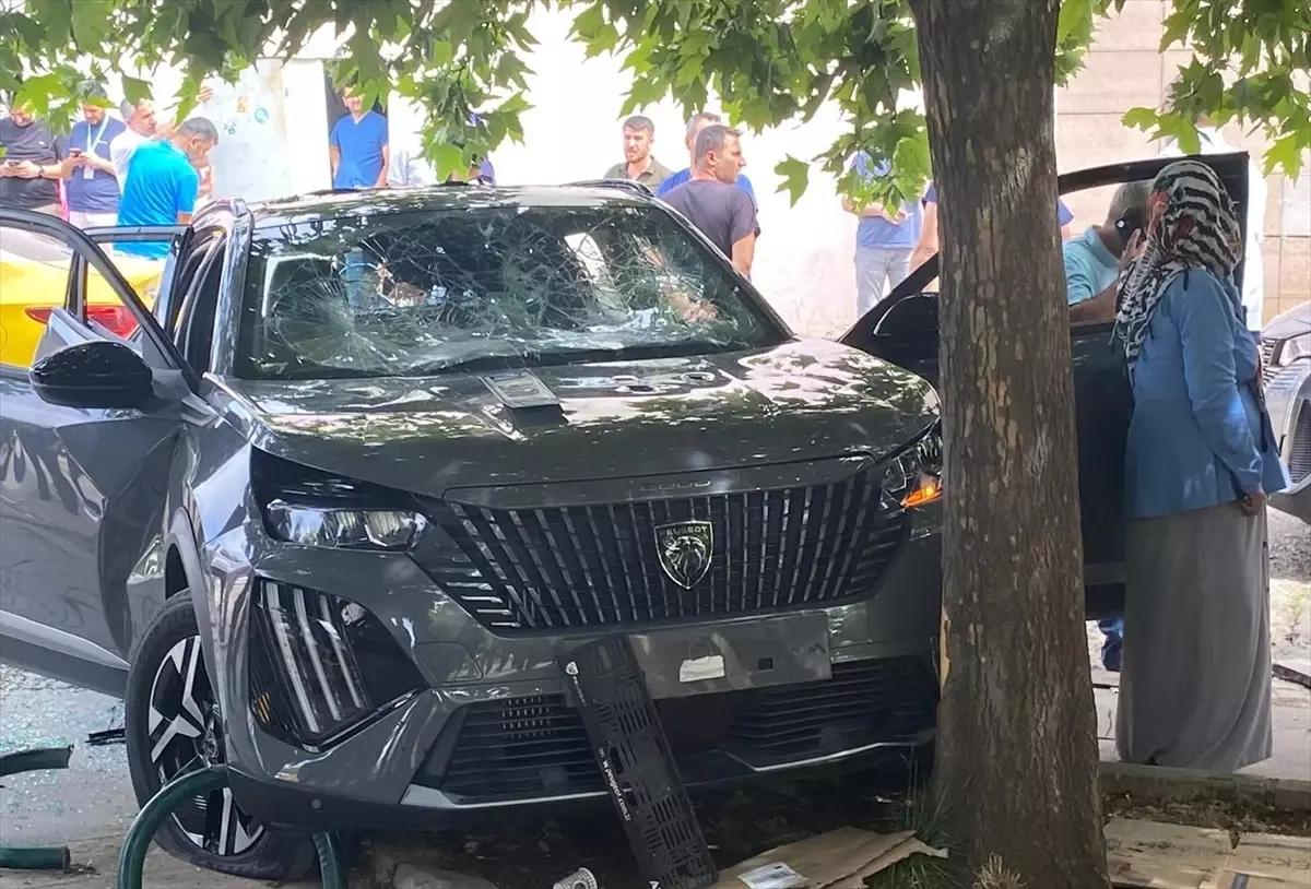 Diyarbakır'da Hastane Bahçesinde Oturanlara Araç Çarptı: 1 Ölü, 1 Yaralı