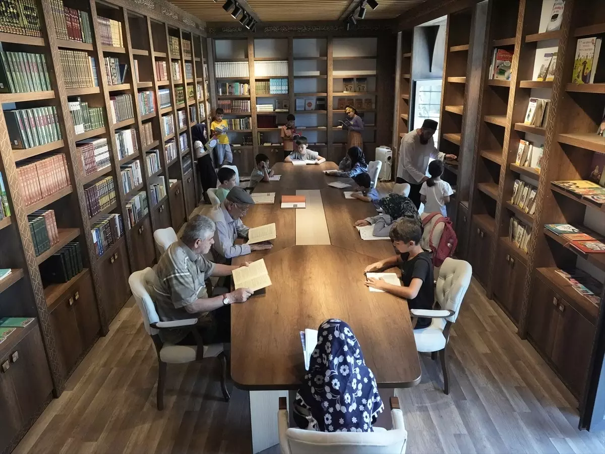 Diyarbakır'da imamın kurduğu kütüphane 7'den 70'e kitapseverleri ağırlıyor