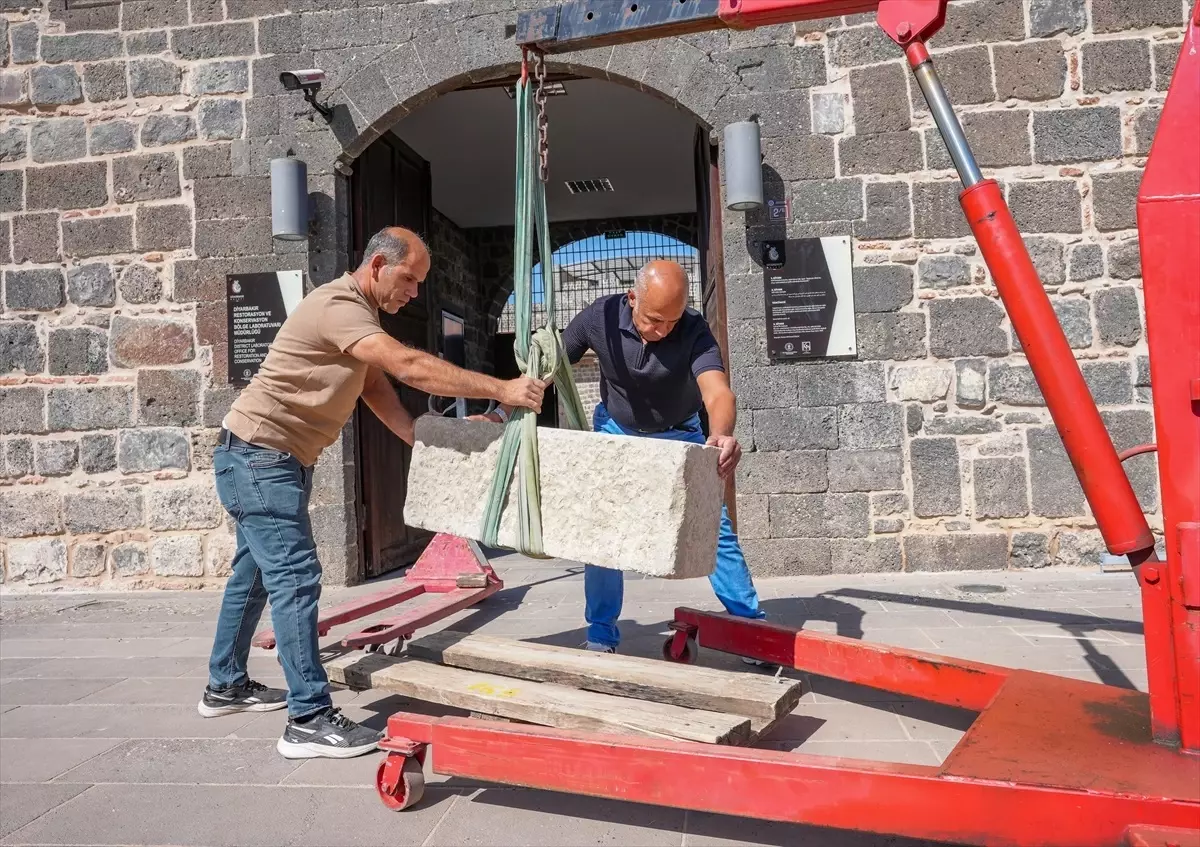 Diyarbakır Hani'de İnşaat Kazısında Mezar Kapağı Bulundu