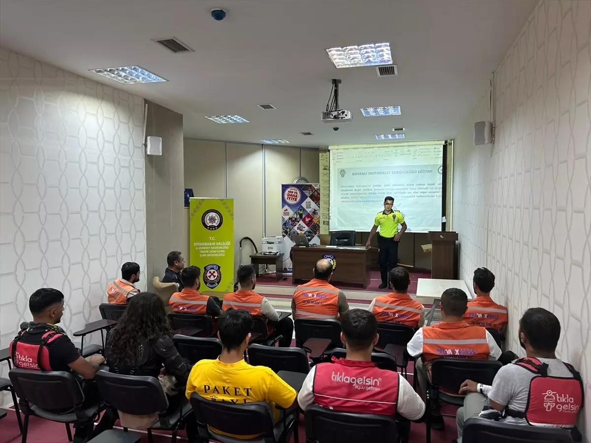 Diyarbakır'da Motokurye Sürücülerine Kask Kullanımı ve Güvenli Sürüş Eğitimi
