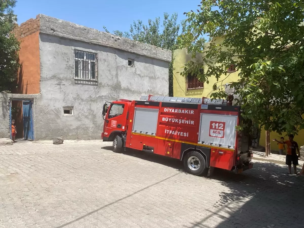 Diyarbakır'da Müstakil Evde Yangın: 3 Kişi Dumandan Etkilendi