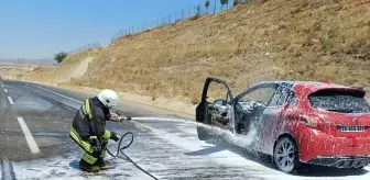 Diyarbakır'da Seyir Halindeki Otomobilde Yangın