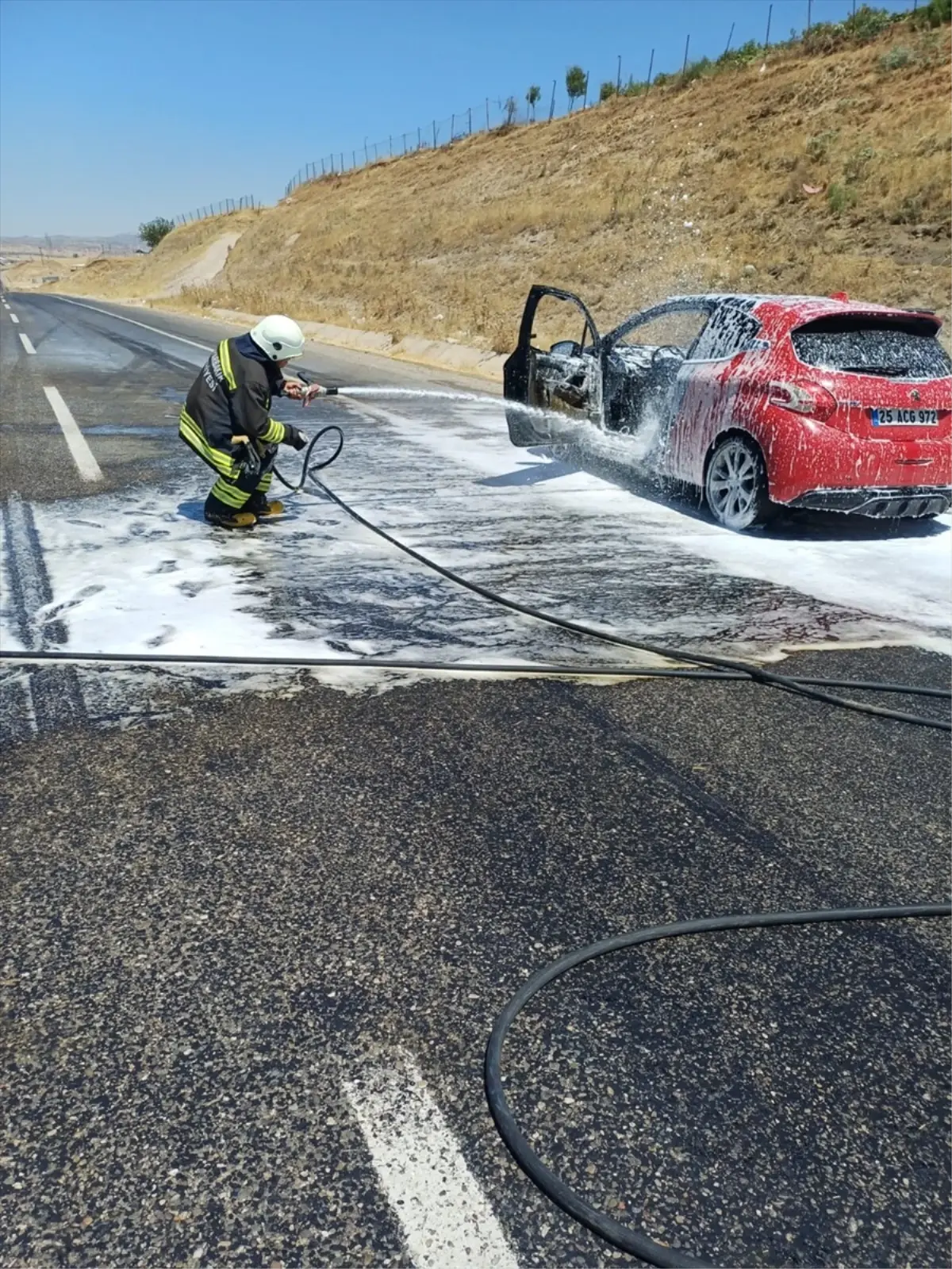 Diyarbakır'da Seyir Halindeki Otomobilde Yangın