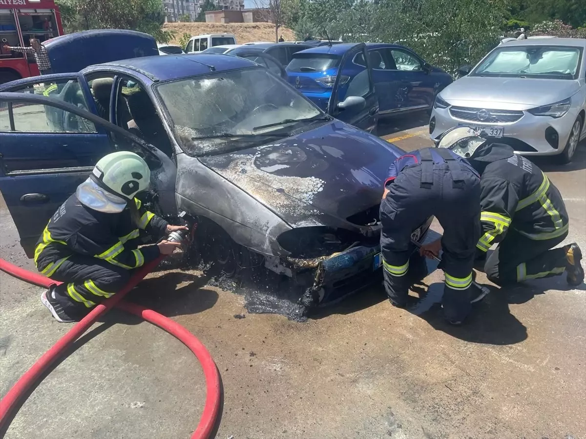 Diyarbakır'da Park Halindeki Otomobilde Yangın Çıktı