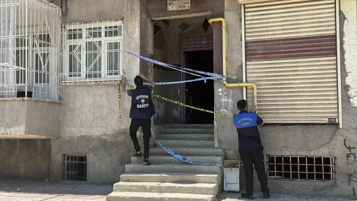 Diyarbakır'da Sallanma İhbarı Üzerine Tahliye Edilen Bina İncelendi