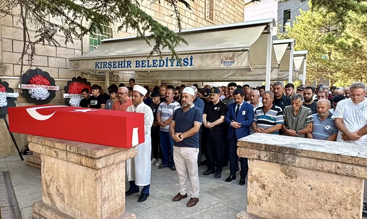 Diyarbakır'da trafik kazasında hayatını kaybeden polis memuru Kırşehir'de toprağa verildi