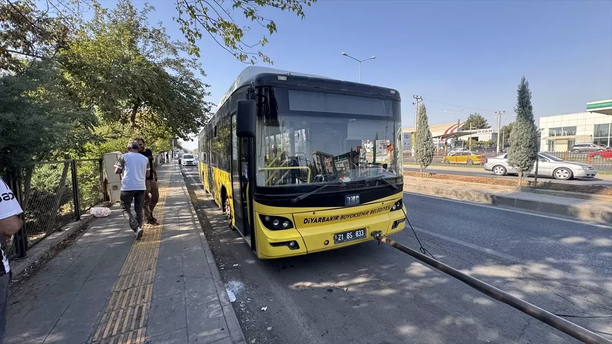 Diyarbakır'da Minibüs, Durakta Bekleyen Otobüse Çarptı: 25 Yaralı