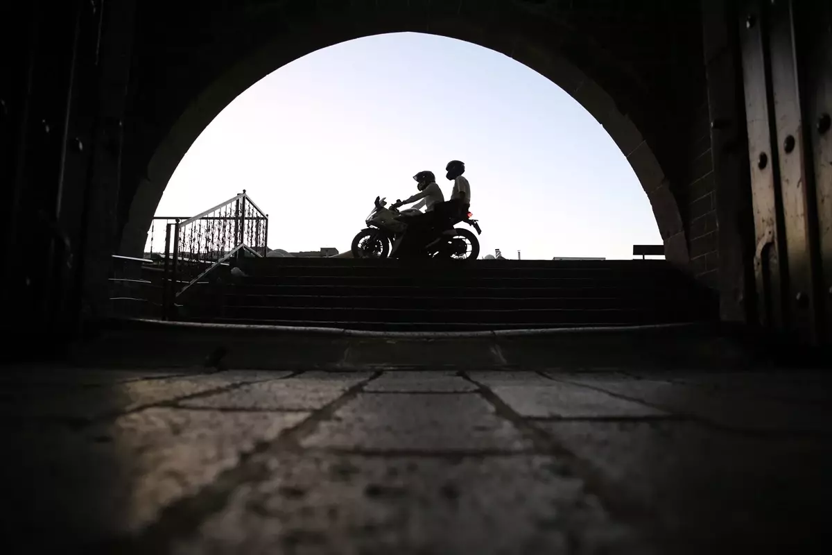 Diyarbakır'ın sıra dışı müezzini yarış motosikletiyle ilgi odağı oldu