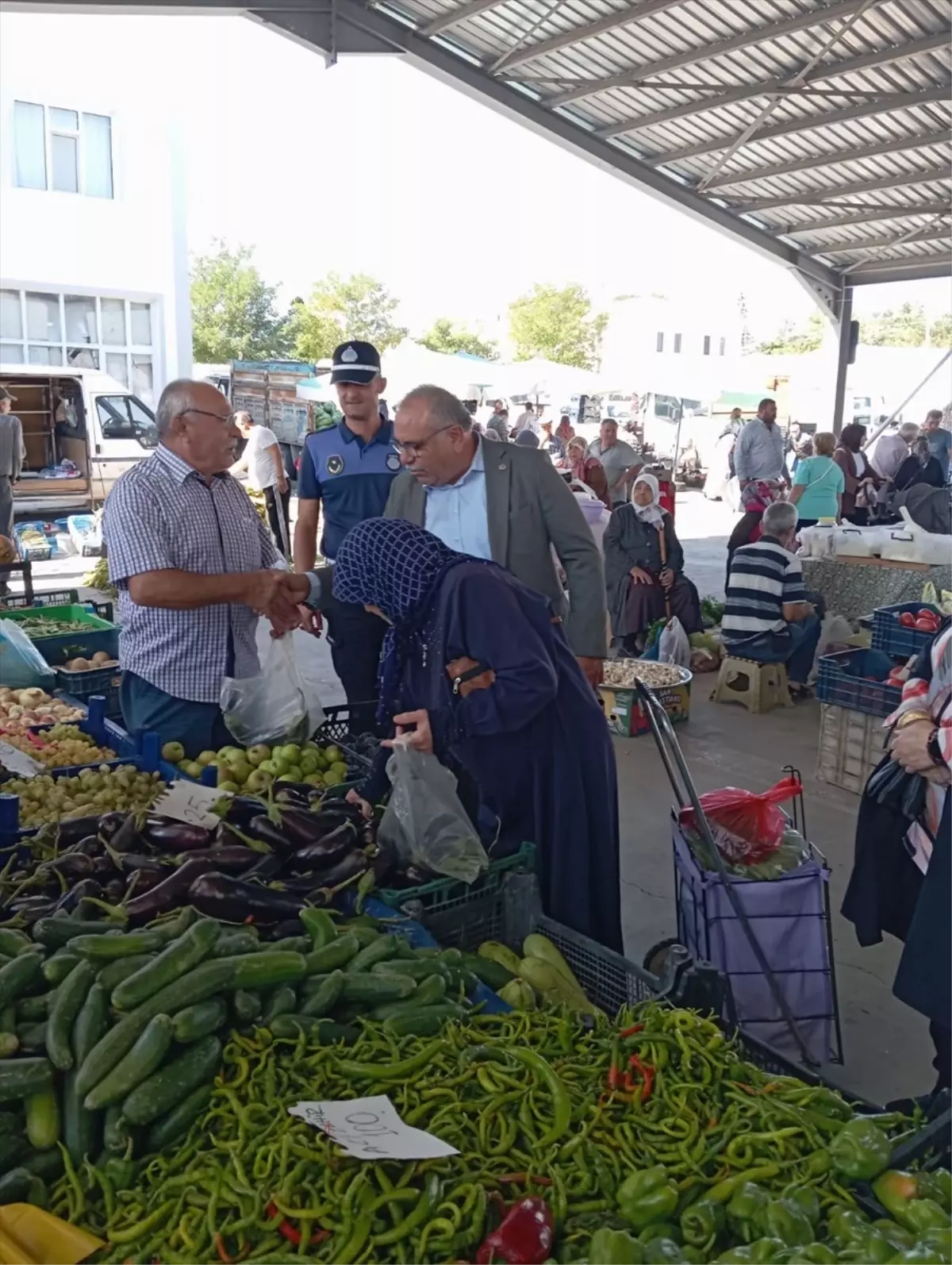 Başkan Çetinkaya Salı Pazarında Esnaf ve Vatandaşlarla Buluştu