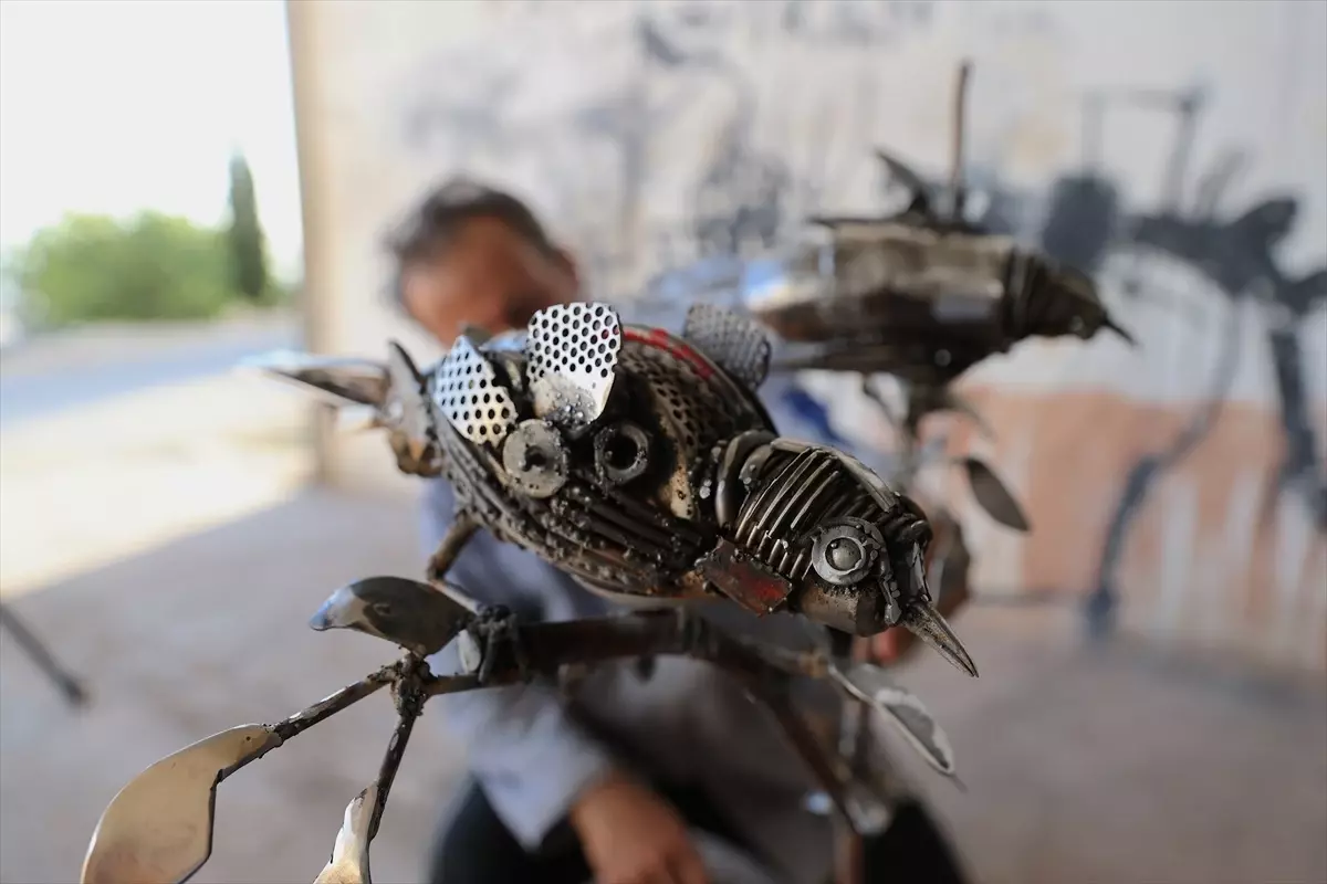 Nurettin Çakmak'tan Metal Atıklardan Kauai Kuşu Heykeli