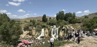 Muradiye Şelalesi, Kurban Bayramı'nda Yoğun İlgi Görüyor