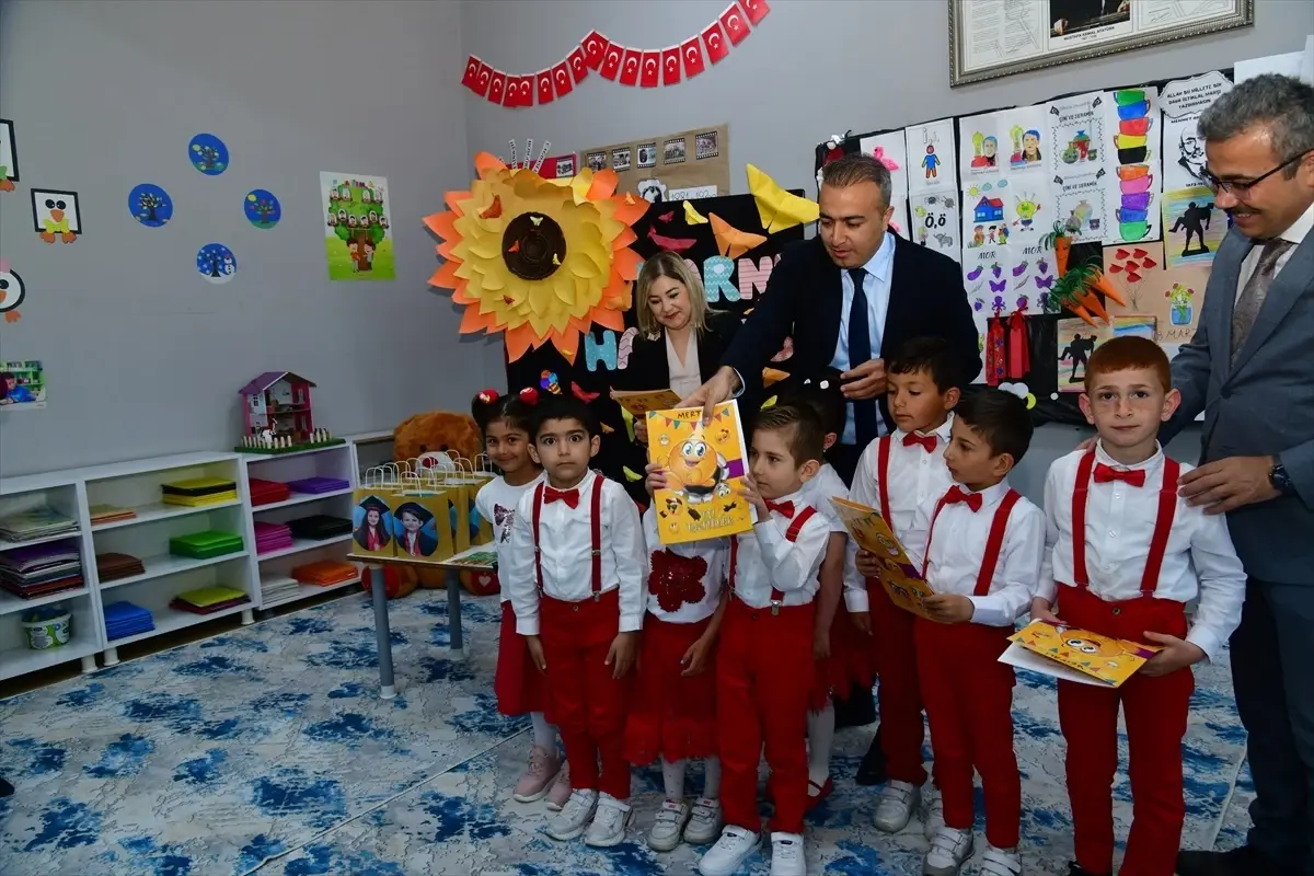 Doğu Anadolu'da Öğrenciler Karnelerini Aldı