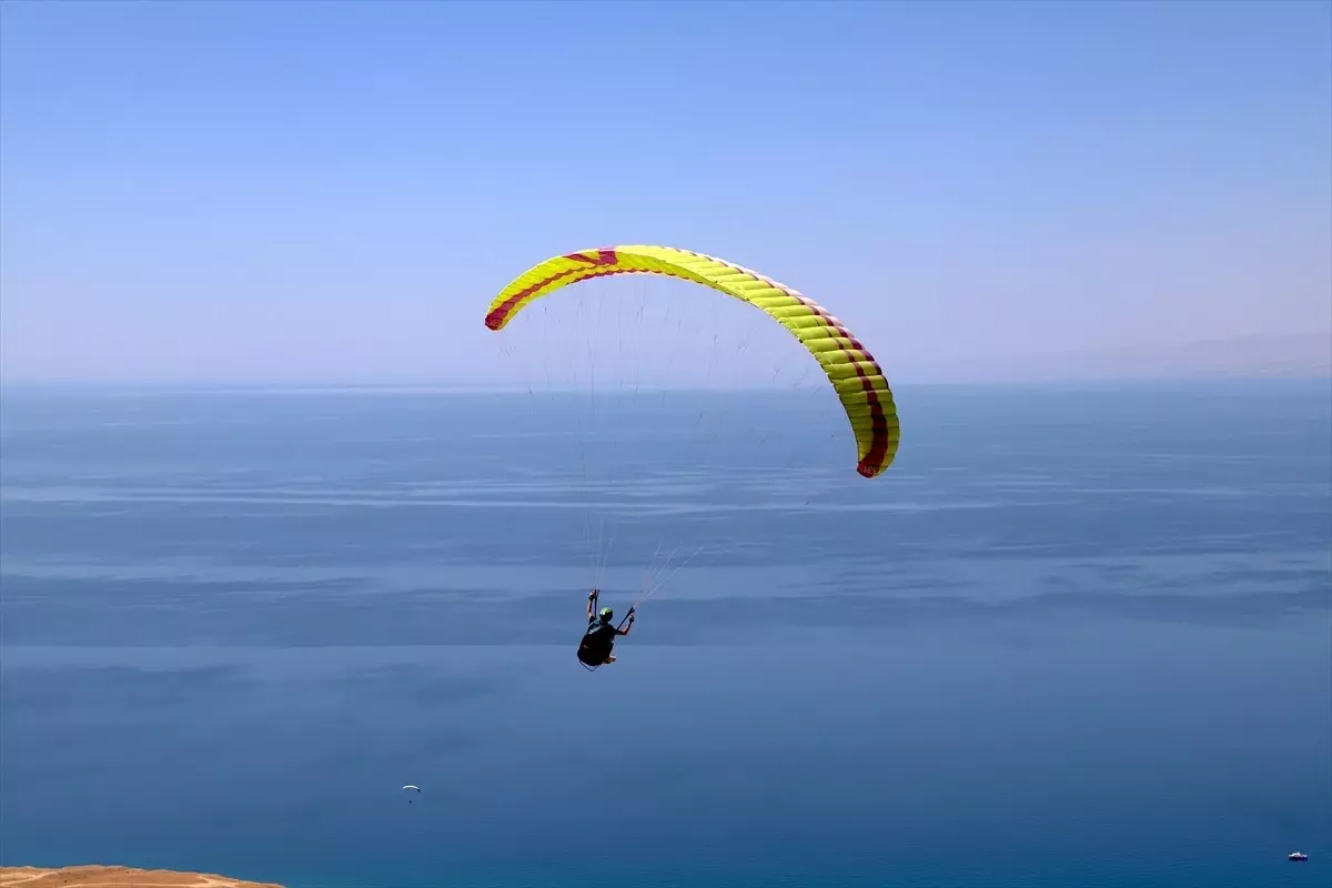 Van'da Yamaç Paraşütü Hedef Şampiyonası Başladı