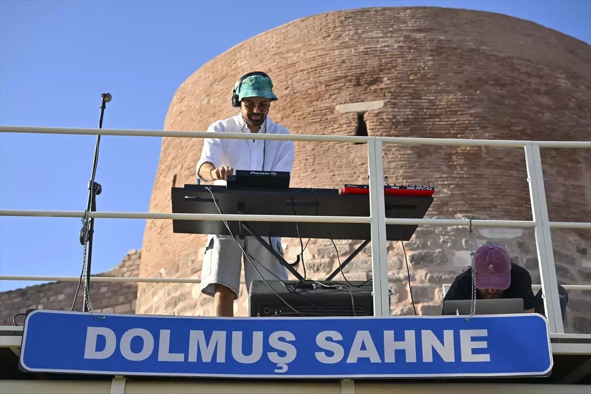 Dolmuş Sahne, Genç Müzisyenlere Fırsat Sunuyor