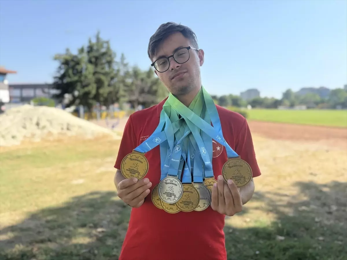 Emirhan Akçakoca, Çekya'da 10 Madalya Kazanarak Avrupa Şampiyonu Oldu