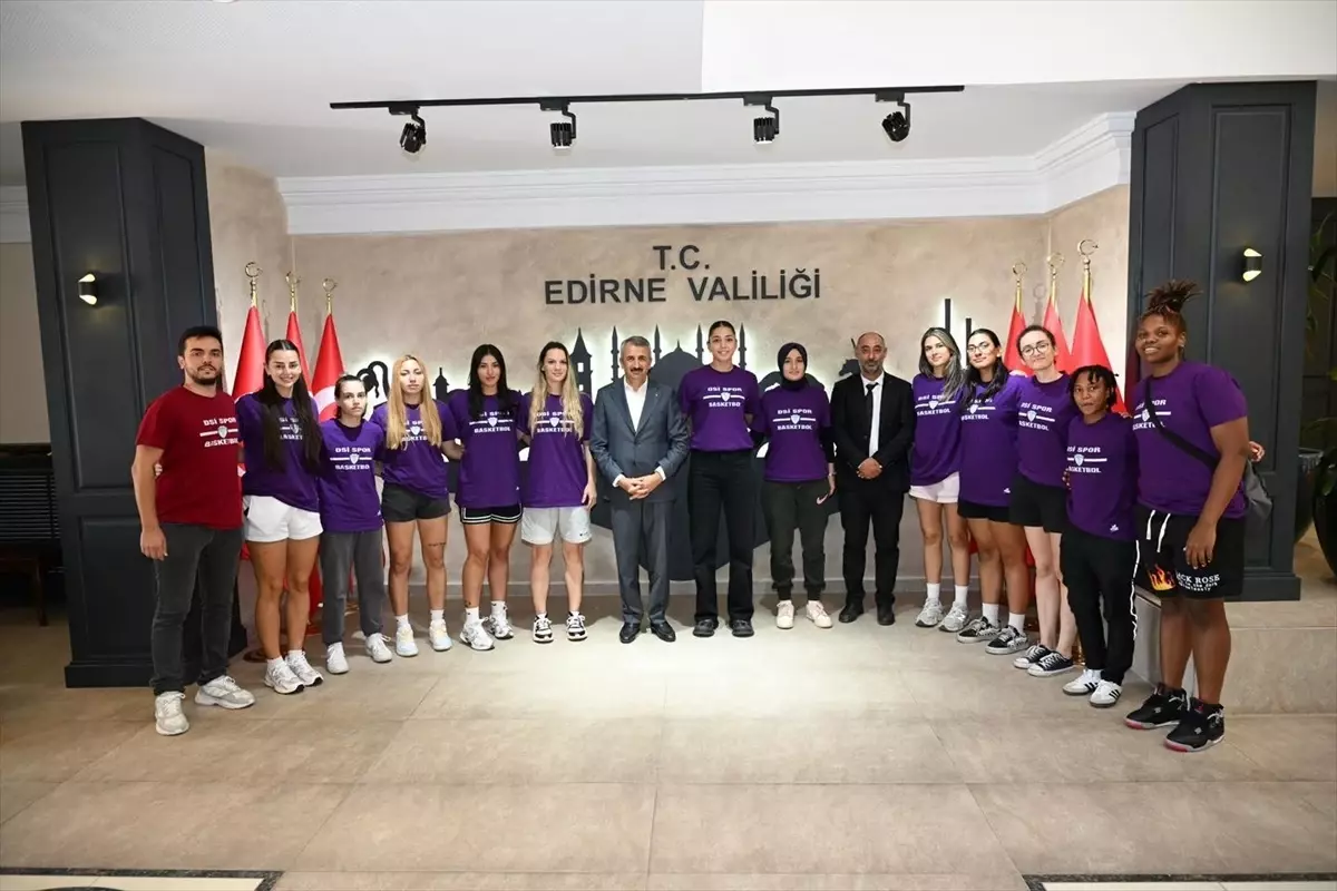 Edirne DSİ Kadın Basketbol Takımı, Vali Sezer'i Ziyaret Etti