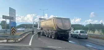 Düzce'de Tır Bariyerlere Çarptı, Sürücü Sağ Kaldı