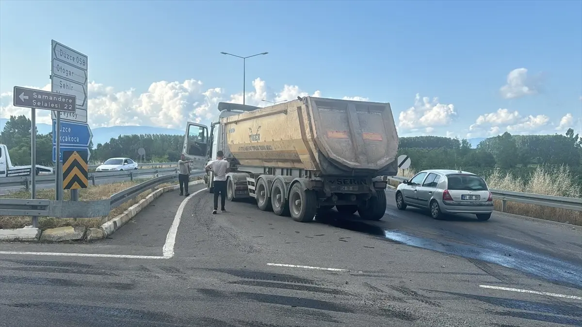 Düzce'de Tır Bariyerlere Çarptı, Sürücü Sağ Kaldı