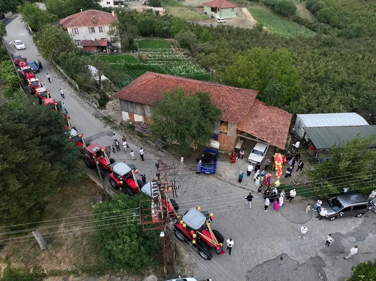 Düzce'de Traktörlü Sünnet Düğünü