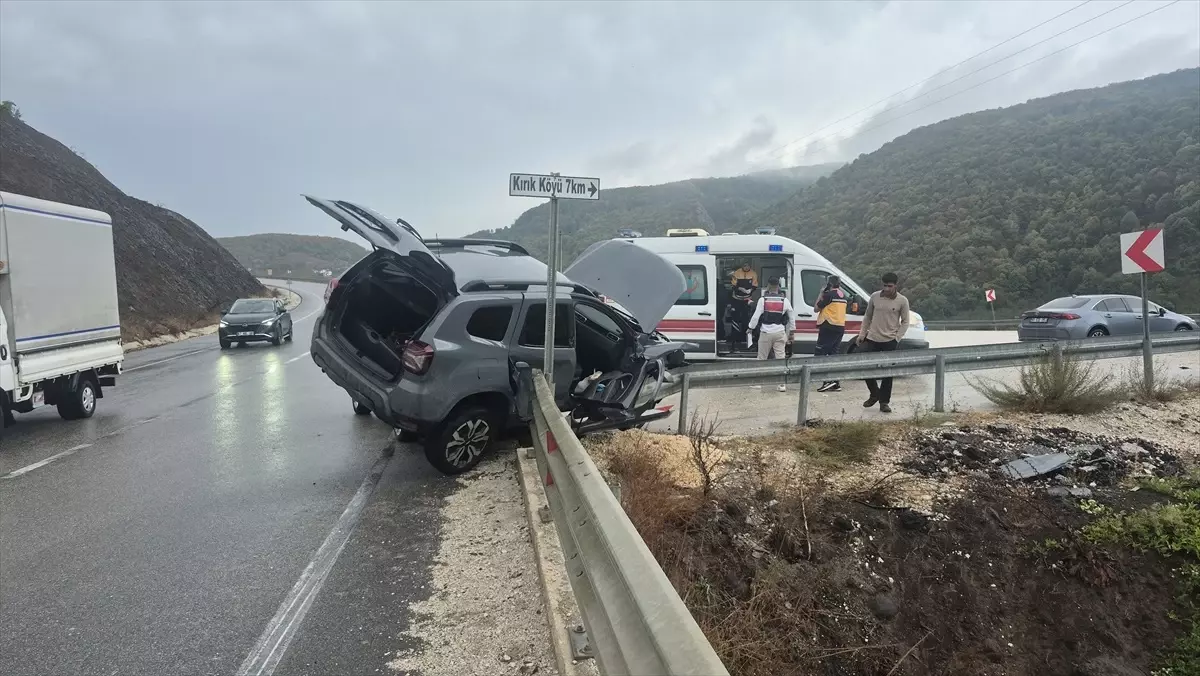 Düzce'de Trafik Kazası: 3 Yaralı
