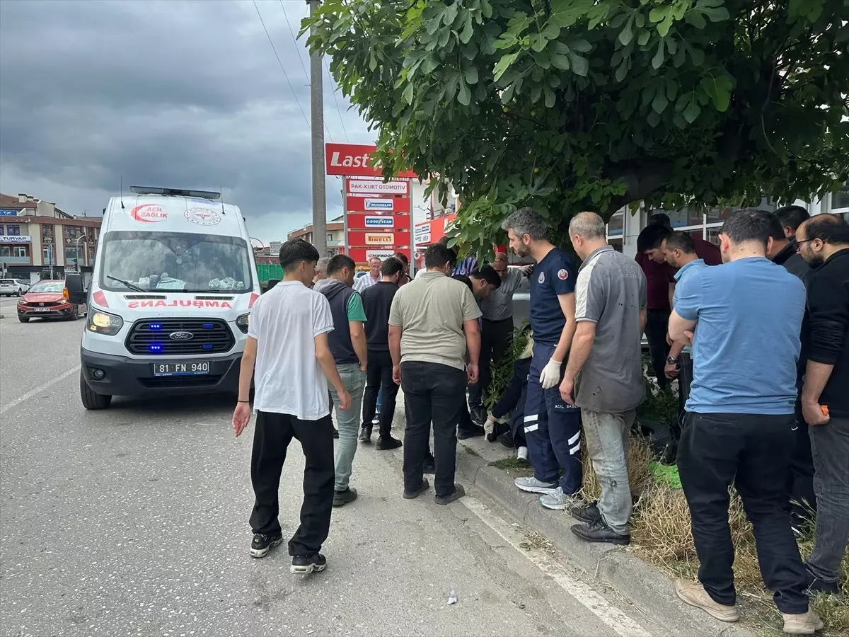 Düzce'de Kamyonun Dorse Kapağı Bisikletliye Çarptı: 1 Yaralı