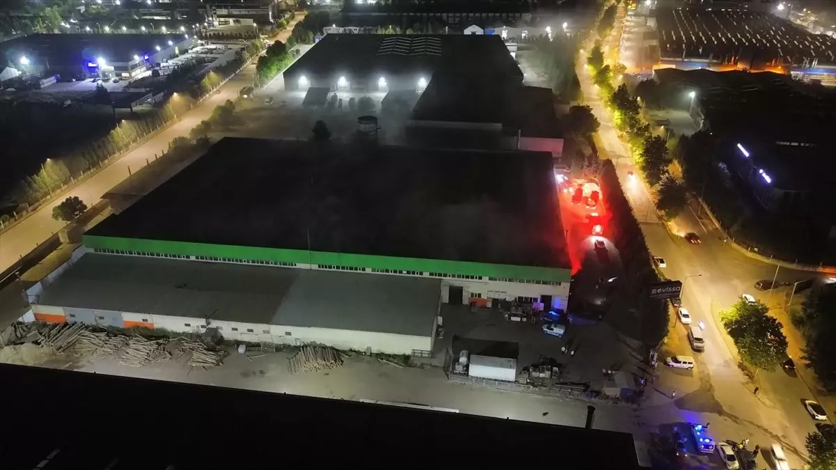 Düzce'de Mobilya Fabrikasında Yangın Çıktı