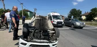 Düzce'de önündeki araca çarptıktan sonra devrilen otomobildeki 2 kişi yaralandı