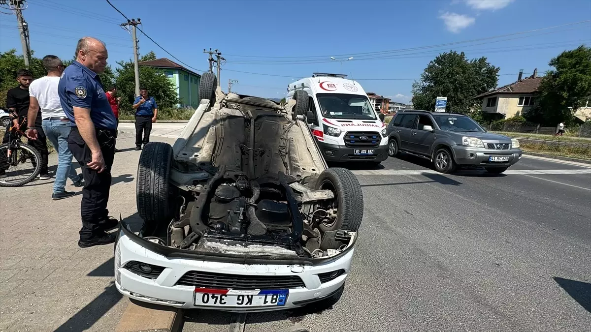 Düzce'de önündeki araca çarptıktan sonra devrilen otomobildeki 2 kişi yaralandı