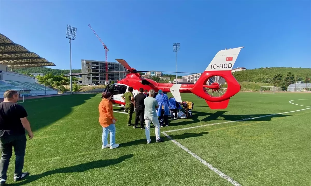 Düzce'de Genç Kız Ambulans Helikopterle İzmir'e Nakledildi
