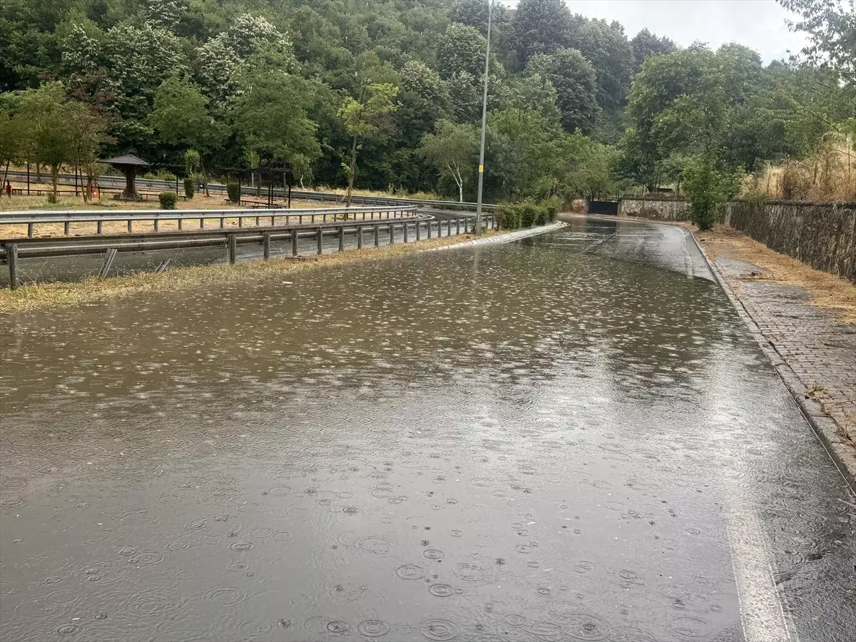 Düzce'de Sağanak Yağış Trafiği Olumsuz Etkiledi